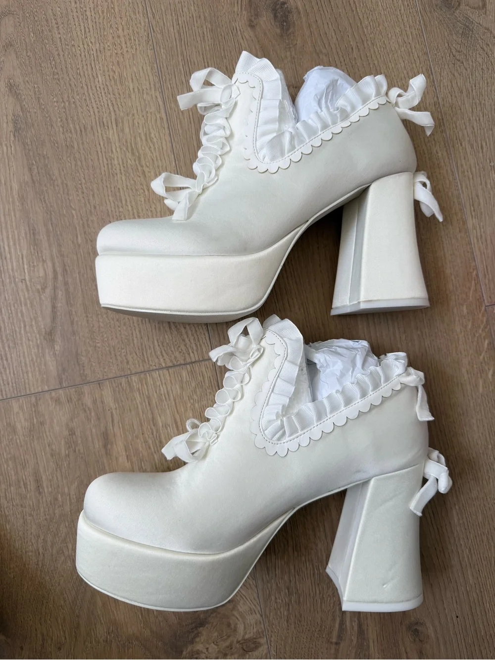 Dolls Kill Sugar Thrillz Rococo Platform Heels Ivory Satin Size 10 still in box